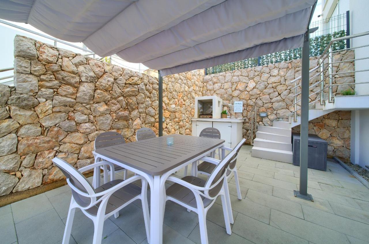 Villa Solis Lacus Modern Apartment - Private Heated Pool - Smart Tv Sky X - Free Parking Njivice Exterior foto